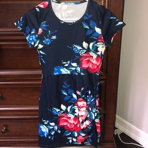 Super pretty floral dress!